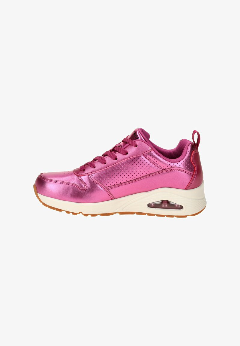 Zapatilla deportiva metálica rosa con una textura suave, paneles laterales perforados, diseño de cordones y amortiguación de aire visible en la suela.