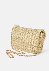 Τσάντα από ψάθα με σχέδιο πλέγματος σε ανοιχτό μπεζ χρώμα με υφή. Διαθέτει χρυσή αλυσίδα και φθαρμένα λεπτομερή στις άκρες.