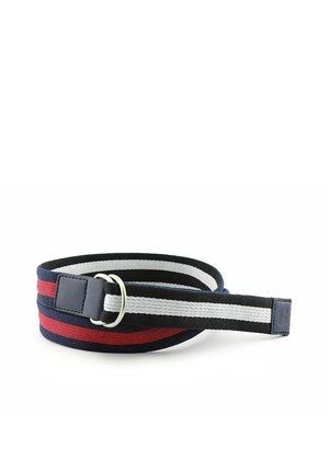 Gestreepte stoffen riem in marineblauw, rood, zwart en wit met een dubbele metalen ringgesp op een witte achtergrond.