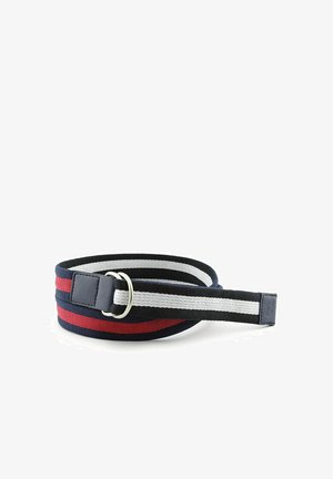 Gestreepte stoffen riem in marineblauw, rood, zwart en wit met een dubbele metalen ringgesp op een witte achtergrond.
