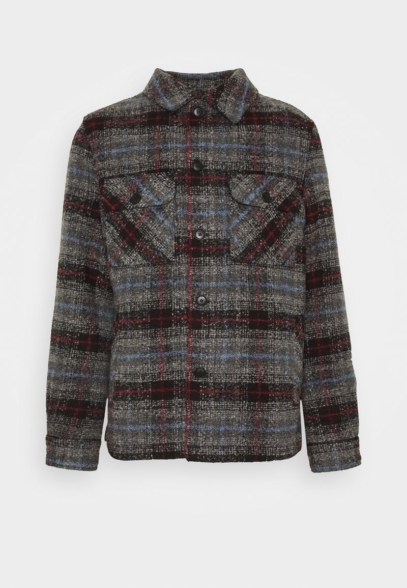 Veste en laine boutonnée avec motif à carreaux gris, noir, rouge et bleu, deux poches poitrine à rabat et un col droit, vue de face.