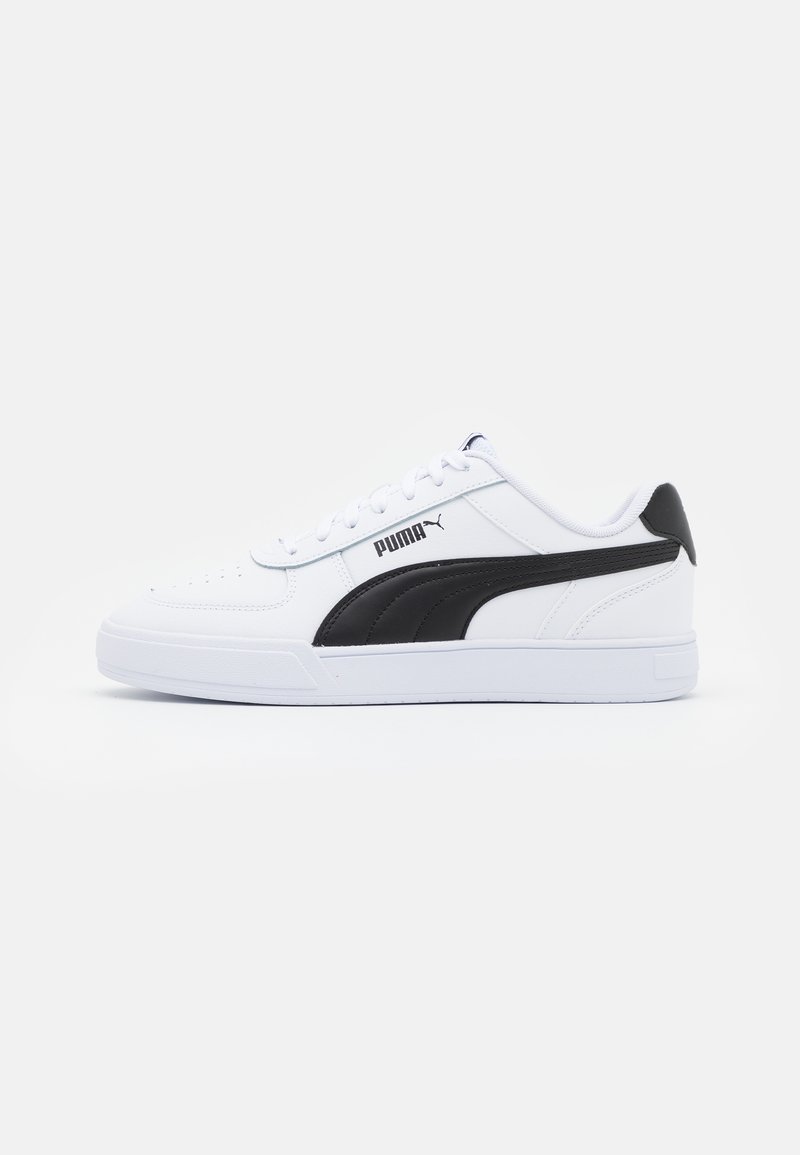 Sneaker bianca con accento nero, materiale in pelle liscia, design a bassa altezza, chiusura con lacci e suola testurizzata. Logo Puma visibile sul lato.