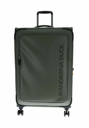 Valise rigide en vert olive, avec une texture lisse, une poignée supérieure, une poignée rétractable et des roulettes noires. Logo imprimé sur le devant.