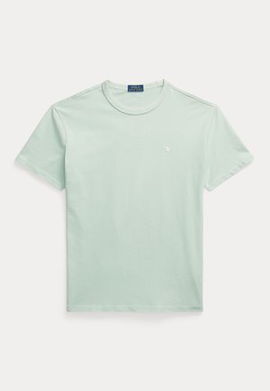 Tricou verde deschis cu mânecă scurtă și guler rotund, cu un mic logo alb Polo Ralph Lauren pe pieptul stâng și etichetă albastră a brandului pe interiorul gulerului.