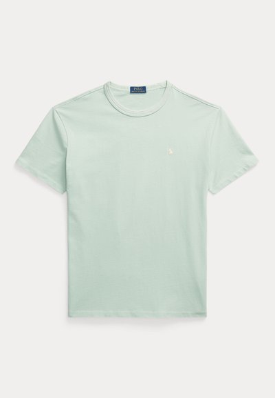 Svetlozelené tričko s krátkym rukávom a okrúhlym výstrihom s malým bielym logom Polo Ralph Lauren na ľavej strane hrudníka a modrou značkovou visačkou vo vnútri goliera.