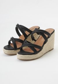Sandali neri con tacco a cuneo e cinturini in pelle liscia, dotati di una suola in juta avvolta in stile espadrilles e una piattaforma piatta.