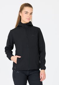 Veste softshell noire avec capuche, manches longues, poches avant et fermeture éclair complète. Présente un design épuré et des poignets élastiques.