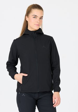 Sort softshell-jakke med hætte, lange ærmer, for- og sidelommer samt fuld lynlås. Har et slankt design og elastiske manchetter.