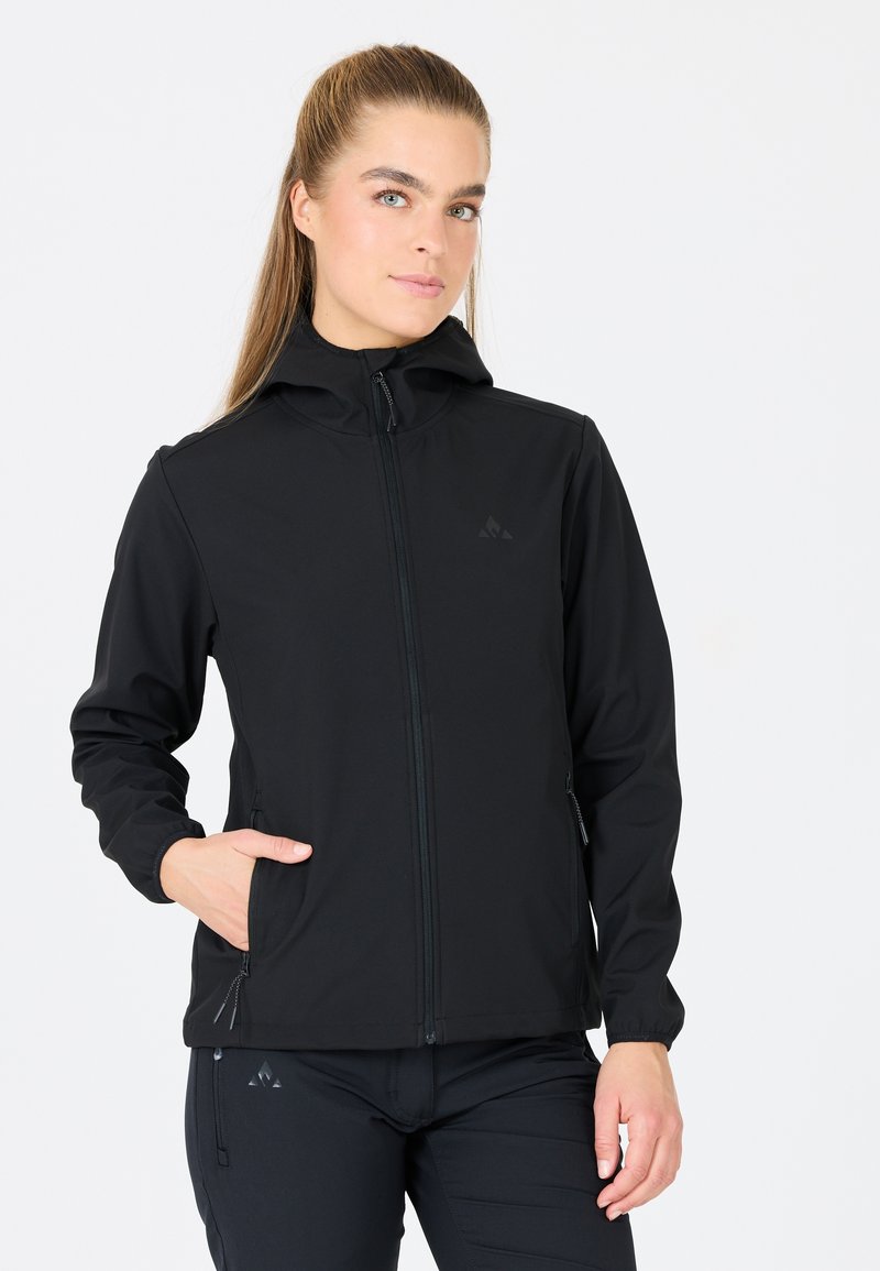 Veste softshell noire avec capuche, manches longues, poches avant et fermeture éclair complète. Présente un design épuré et des poignets élastiques.