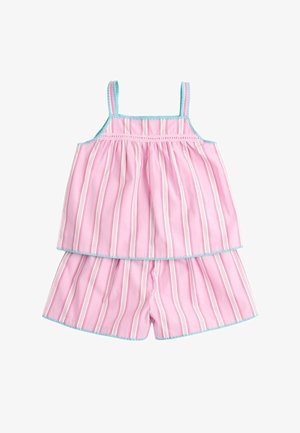 Conjunto de top sin mangas y shorts rosa con rayas verticales blancas y rojas, adornado con bordes azules claros con forma de ondas.