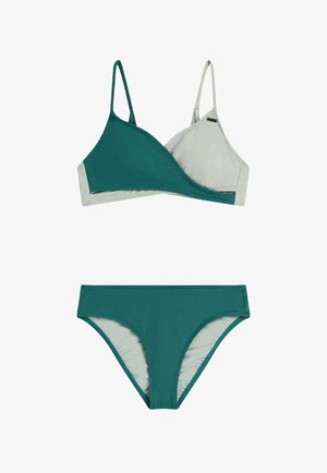 Ensemble bikini bleu sarcelle et gris clair comprenant un bralette triangulaire avec bretelles ajustables et un bas classique ; fabriqué en tissu lisse et extensible.