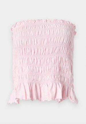 Top sin tirantes de color rosa claro con tela fruncida y plisada, con bordes con volantes en el dobladillo superior e inferior.