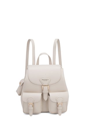 Zaino in pelle beige con patta e due tasche frontali con fibbie, spallacci regolabili e manico superiore, marchiato "DIANA&CO FIRENZE."