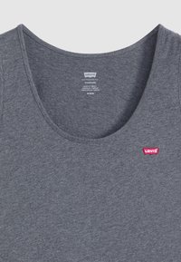 Débardeur en coton gris avec un col rond et un patch logo Levi's rouge sur le côté gauche. Fabriqué en Turquie ; il présente une texture lisse et uniforme.