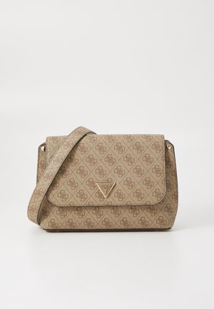Beige Guess schoudertas met overal monogram patroon, flapsluiting en driehoekige metalen logoplaat aan de voorkant.