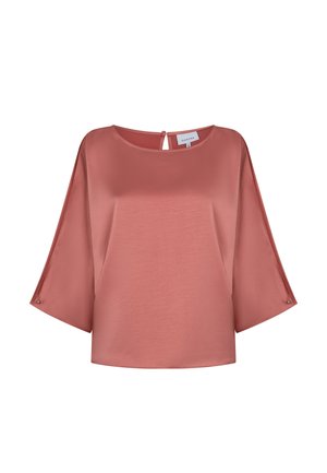 Staubrosafarbene Satinbluse mit weiten, ellbogenlangen Ärmeln, rundem Ausschnitt und kleinen Knopfdetails an den Ärmelenden sowie einem Schlüssellochverschluss am Rücken.