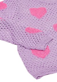 Lila kötött pulóver nyitott szövettel és rózsaszín szívmintákkal. Laza, texturált kialakítással rendelkezik, bordázott szélekkel.