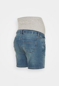Denimshorts i en mid blå färg, en stretchig grå midja och klassiska bakfickor med sömdetaljer.