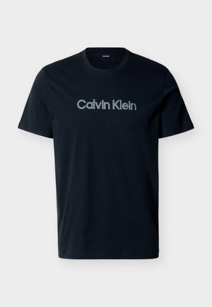 Tricou negru cu mâneci scurte și gât rotund, cu logo-ul "Calvin Klein" imprimat pe piept în litere gri deschis.
