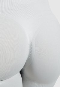 Leggings a vita alta grigio chiaro con texture a costine, design sagomato e cuciture lisce per comfort e vestibilità.