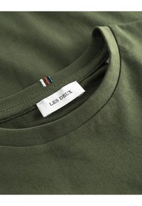 Les Deux NØRREGAARD UNISEX - Pamata T-krekls - olive night/orange