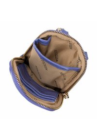Portafoglio viola con zip, presenta un esterno testurizzato, multiple fessure per carte e un interno beige con branding stampato.