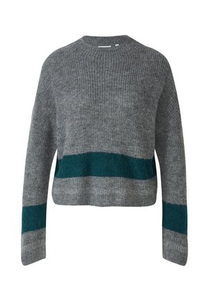 Grauer, gestrickter Pullover mit langen Ärmeln und azurblauen horizontalen Streifen über der unteren Brust und den Unterarmen, mit einem runden Ausschnitt und geripptem Muster.