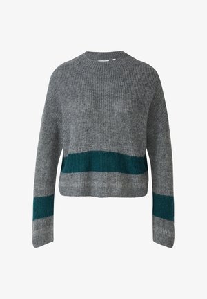 Maglione grigio a maniche lunghe lavorato a maglia con strisce orizzontali teal sul petto inferiore e sugli avambracci, dotato di scollatura rotonda e texture a costine.