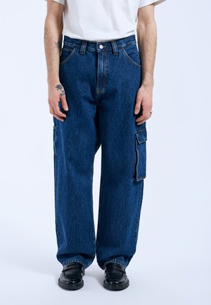 Donkerblauwe denim cargobroek met een relaxte pasvorm, uitgerust met grote zijzakken, contrasterende stiksels en een knoopsluiting.
