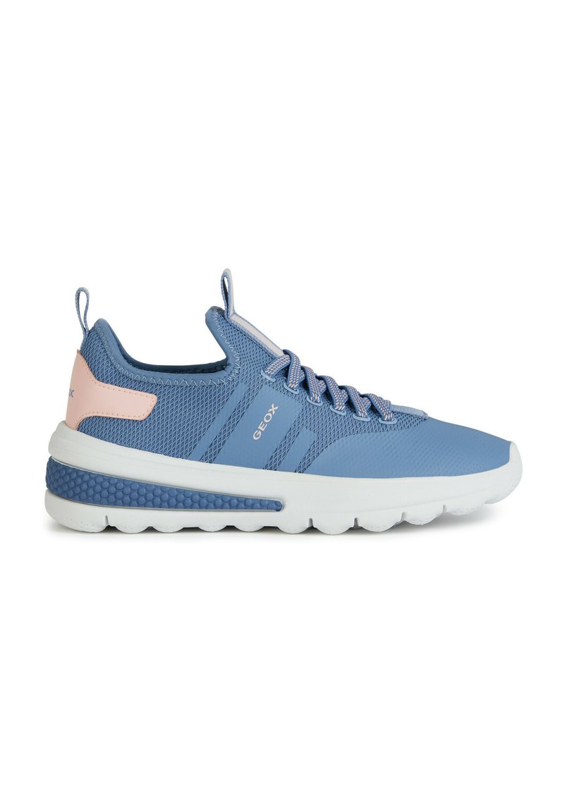 Zapatillas deportivas azules con parte superior de malla, acentuadas en rosa, suela blanca gruesa y detalles texturizados. Cuenta con cordones y una pestaña trasera para facilitar la sujeción.
