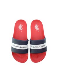 Röda sandaler med slide-design som har ett marinblått spänne med ett vitt band och texten "U.S. POLO ASSN." Mjuk syntetisk ovandel och strukturerad fotbädd.
