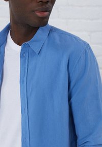 Pier One LINEN BLEND SHIRT - Cămașă - royal blue