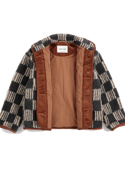 Veste pour enfant à ouverture frontale avec extérieur en polaire texturée à carreaux noirs et gris, bordure en velours côtelé marron et doublure intérieure lisse.