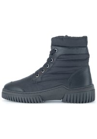 Bottines noires avec un dessus rembourré, un tissu texturé, un embout rond et une semelle en caoutchouc dotée de profondes rainures pour une meilleure traction.