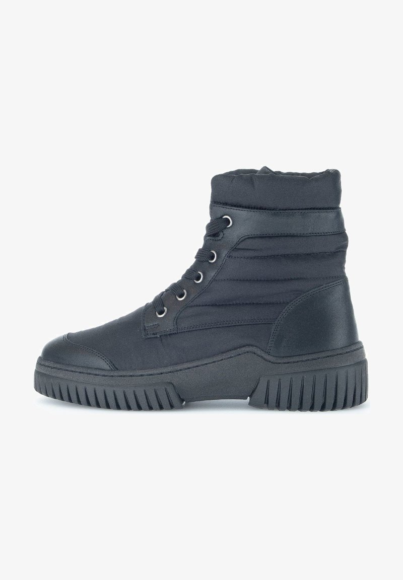 Botas pretas de tornozelo com parte superior acolchoada, tecido texturizado, bico redondo e sola de borracha com sulcos profundos para tração.