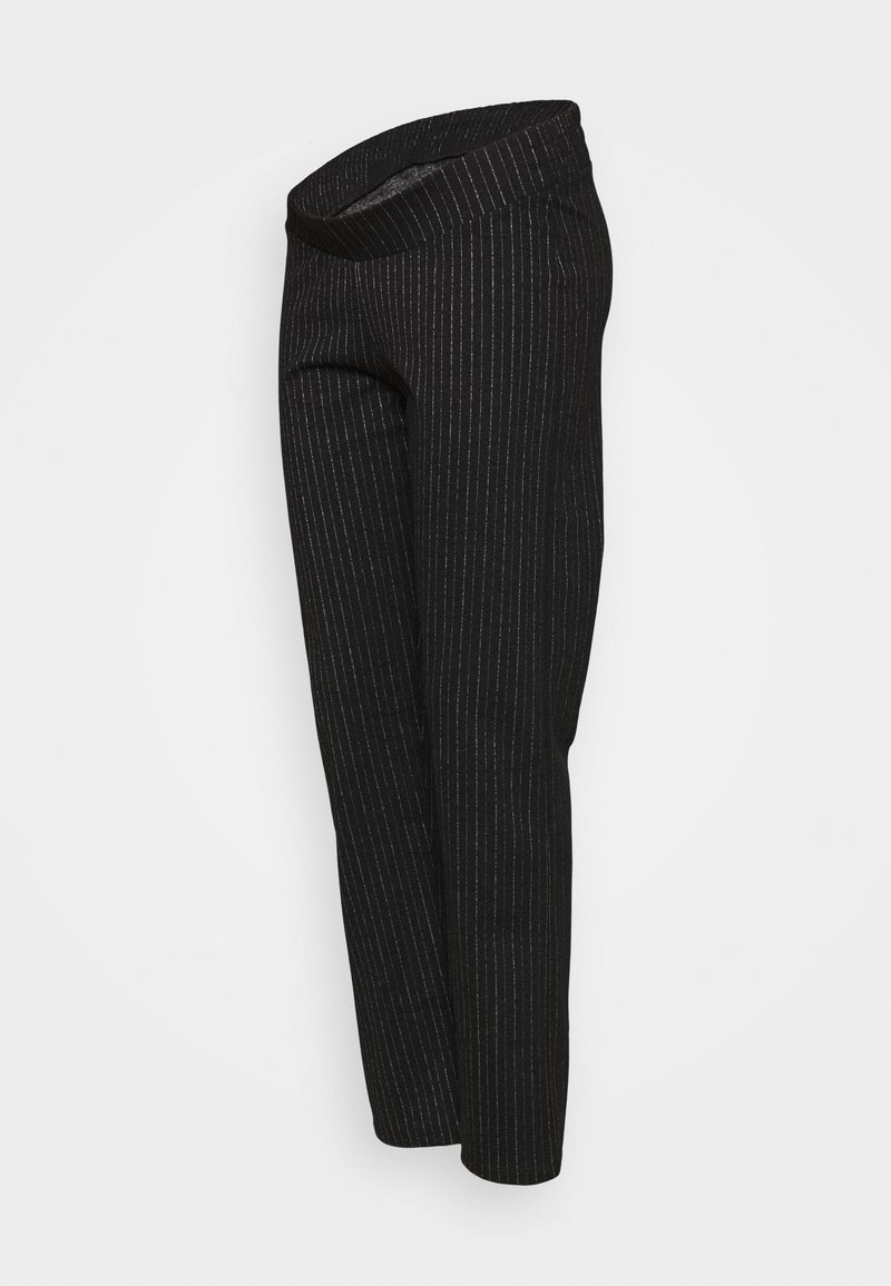 Pantalon noir sur mesure, coupe slim avec fines rayures verticales blanches, présenté sur fond blanc uni.