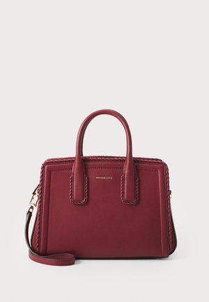 Bordeaux leren handtas met dubbele handvatten, gevlochten details, gouden logo en afneembare schouderriem op witte achtergrond.