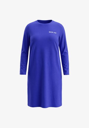 Lila Kleid mit langen Ärmeln, knielang, mit rundem Ausschnitt und weißem Text "Girls cry." auf der linken oberen Brust bedruckt.