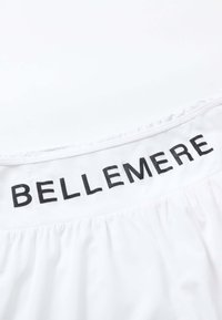 Tissu blanc avec une couture froncée et une bande blanche comportant un texte noir en gras "BELLEMERE" le long du bord supérieur.