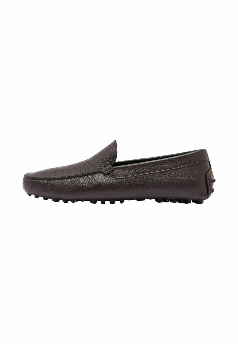 Smešane smeđe kožne cipele na slip-on, s teksturiranom površinom, zaobljenim vrhom, fleksibilnim đonom s malim gumenim čepovima i minimalnim detaljima šivanja.