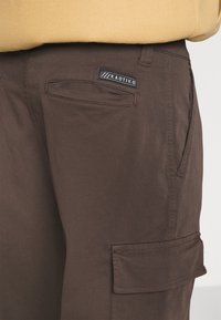 Kaotiko PANT CUBA CARGO UNISEX - Παντελόνι - brown