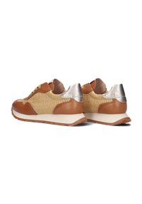 Leder- und geflochtene Sneaker in einem Braun- und Beigeton, mit einem metallisch silbernen Fersenakzent und einer weißen Gummisohle.