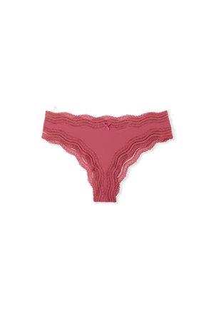 Tanga rosa con ribete de encaje y bordes ondulados, con un pequeño lazo en el centro. Textura suave y diseño ligero.