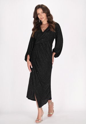Schwarzes Wickelkleid mit langen Ballonärmeln, einem V-Ausschnitt und einem seitlichen Schlitz, aus strukturiertem Stoff und mit tailliertem Schnitt.
