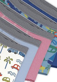 Συλλογή δειγμάτων υφασμάτων με διάφορα σχέδια: ριγέ σε ναυτικό μπλε και ροζ, μονόχρωμα σε ανοιχτό μπλε και μπλε, και σχέδιο με θέμα φοίνικες.