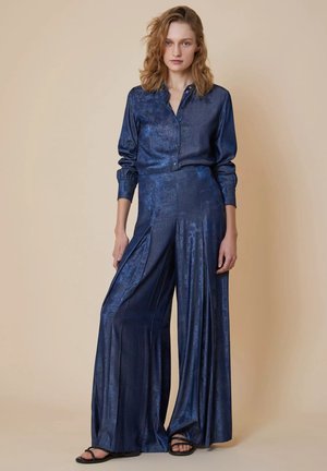 FLUIDO EFFETTO LAMINATO - Pantaloni - blu