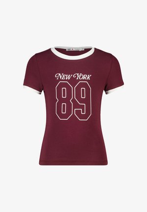 Maglietta a maniche corte color bordeaux con bordi bianchi su collo e maniche, caratterizzata dalla scritta "NEW YORK" e dal numero "89" stampati in bianco sul fronte.
