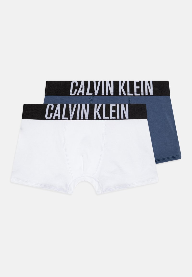 Deux paires de boxer pour hommes : une blanche et une bleu marine. Les deux ont des ceintures noires avec le logo "CALVIN KLEIN".