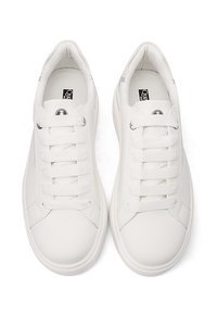 Sneaker bianche in pelle liscia, con lacci piatti, design a taglio basso e punta tonda. Branding minimalista sulle solette.