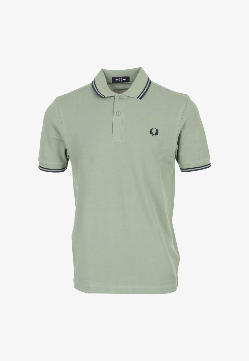 Lichtgroen poloshirt met korte mouwen, een kraag en manchetten met marineblauwe strepen, twee knopen en een klein marineblauw geborduurd logo op de borst.